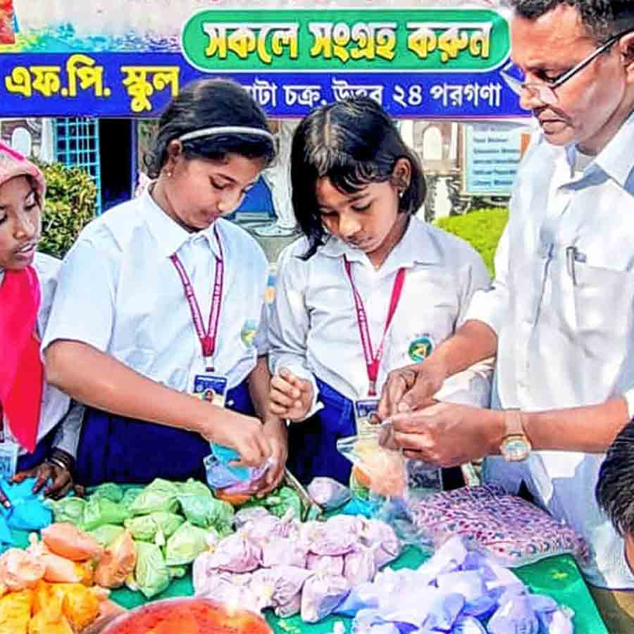 নিজেদের তৈরি আবির বিক্রি করছে পড়ুয়ারা।
