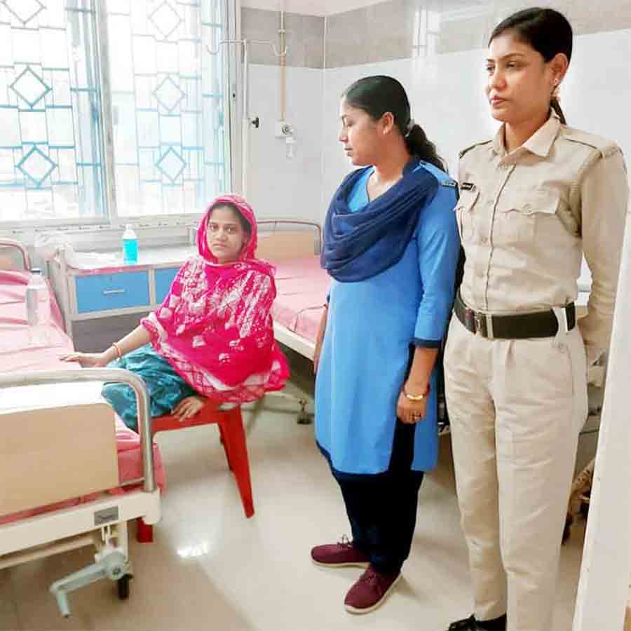 হাসপাতালে বসে পরীক্ষা দিচ্ছে জাসমিনারা।