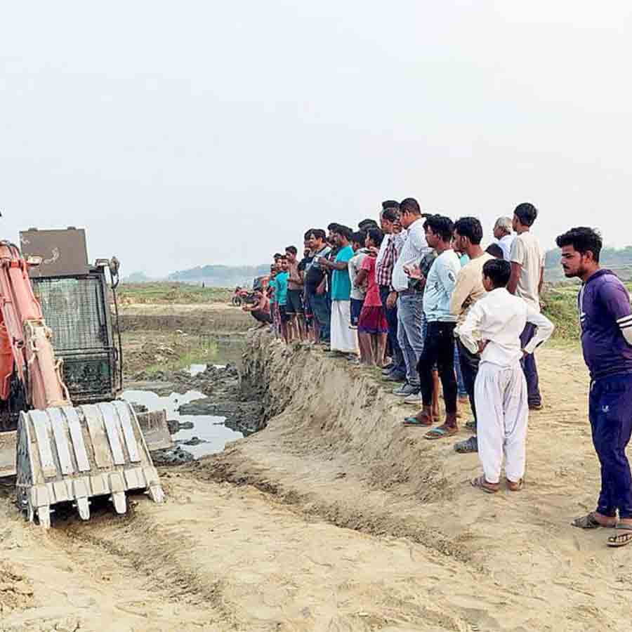 গঙ্গা পারে বেআইনি মাটি কাটায় আটক যন্ত্রপাতি।