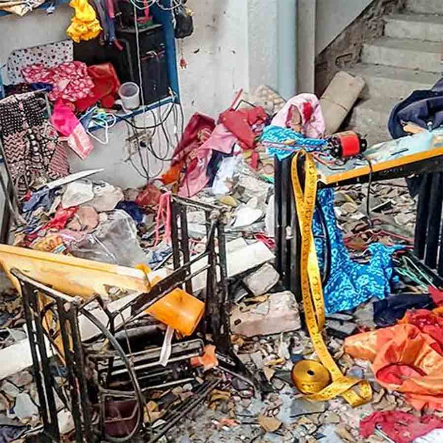 ইট খসে ভেঙে পড়েছে সেলাইয়ের দোকানের ছাদ। হিঙ্গলগঞ্জে।