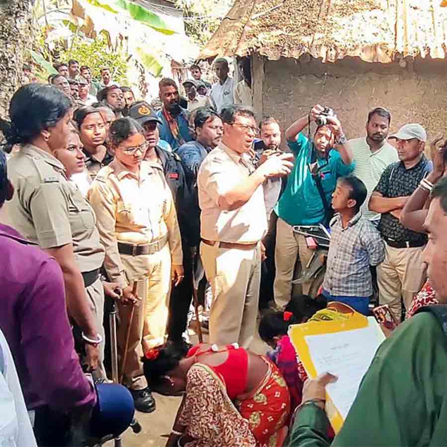 ঘর ভাঙতে যাওয়ার মুহূর্ত।