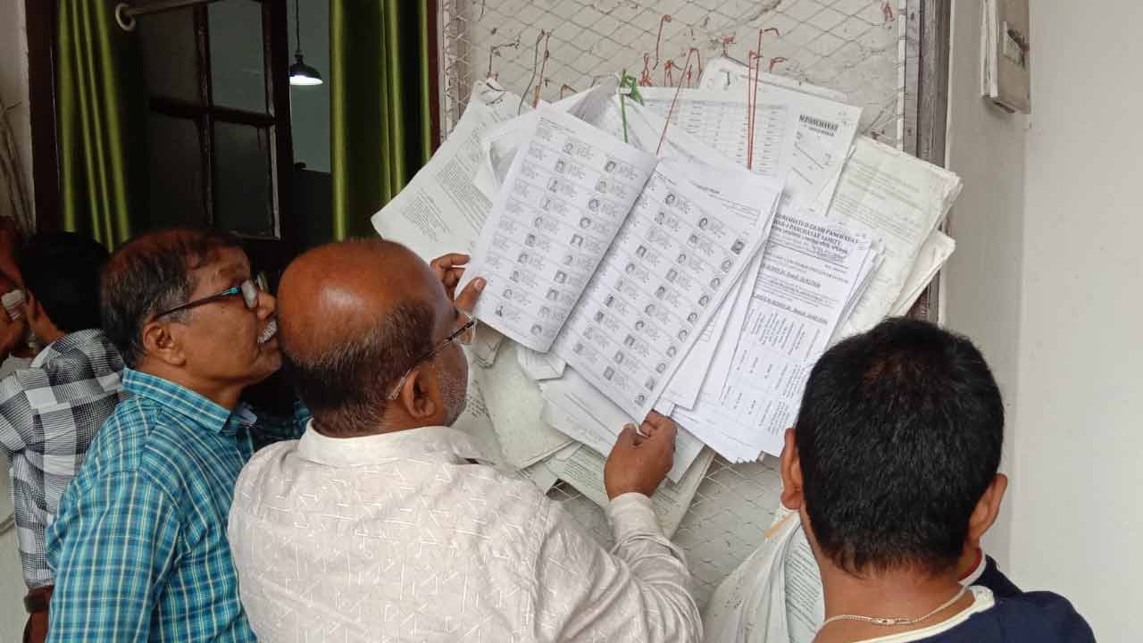 Voter list is being published in districts of West Bengal though not in Election Commission’s website yet