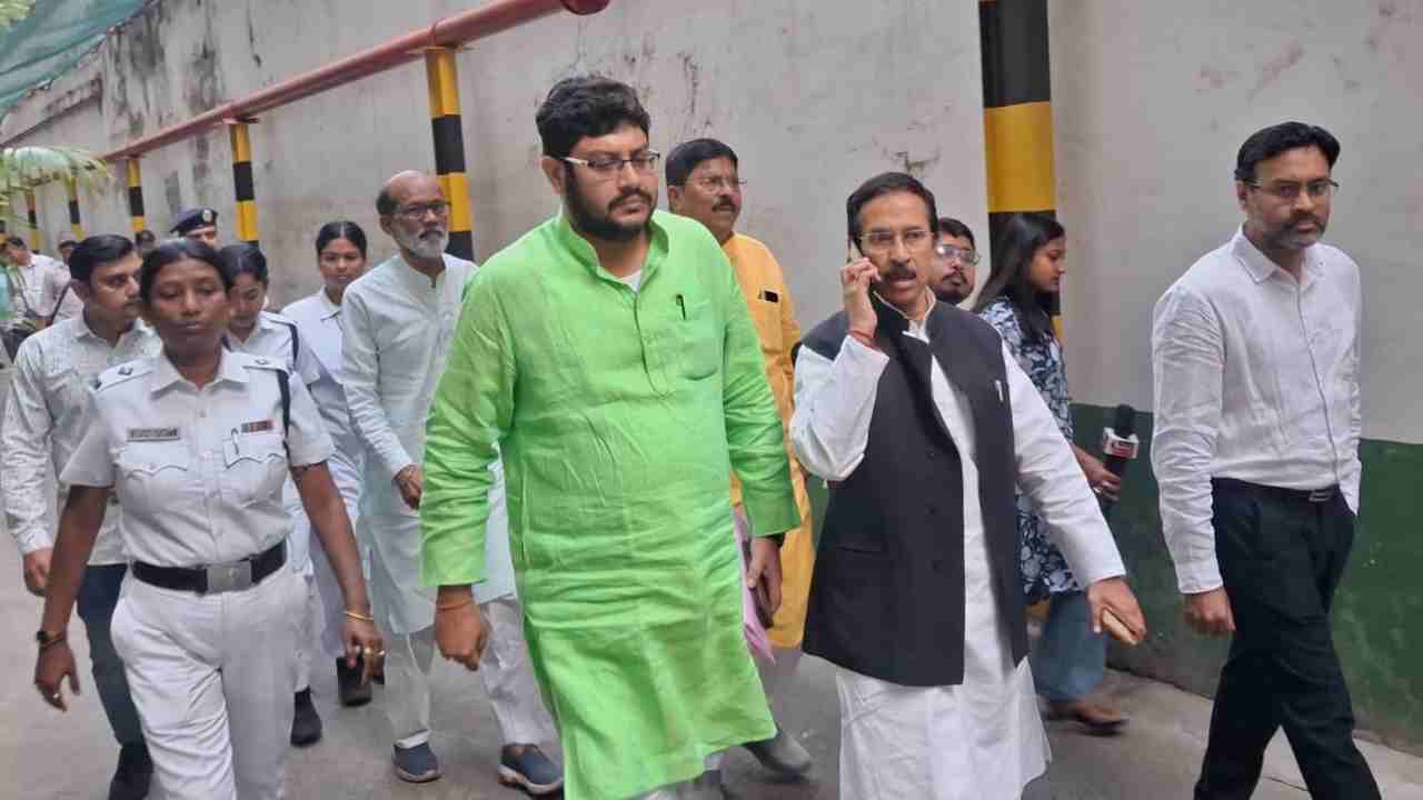 রাজ্যের মুখ্য নির্বাচনী আধিকারিকের (সিইও) দফতরে পথে প্রদেশ কংগ্রেস সভাপতি শুভঙ্কর সরকার ও দলের প্রতিনিধিরা।