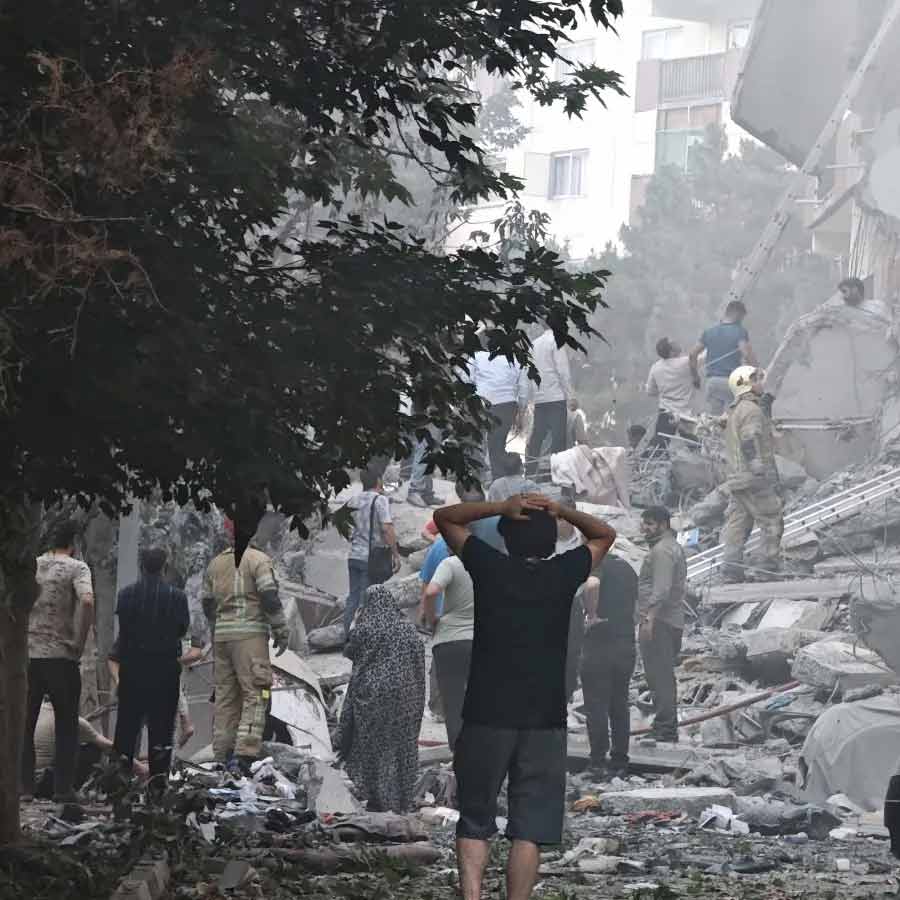 শনিবার আমেরিকা এবং ইজ়রায়েলের হামলার পরে ইরান।