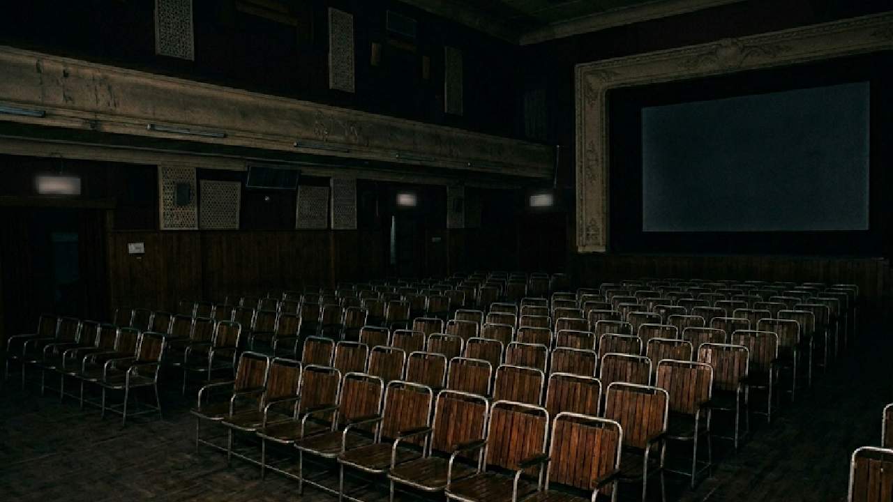 বলিপাড়ার একাংশের দাবি, ফিল্ম ডিস্ট্রিবিউটরেরা দর্শকের উদ্দেশে বিশেষ প্রস্তাবও দিয়েছিলেন। ‘দরওয়াজ়া’ ছবিটি একা একা প্রেক্ষাগৃহে দেখতে পারলেই সেই দর্শককে ১০ হাজার টাকা পুরস্কার দেওয়ার প্রতিশ্রুতি দিয়েছিলেন তাঁরা। কিন্তু অর্থের প্রলোভনেও নাকি কোনও দর্শকই পা দেননি। 