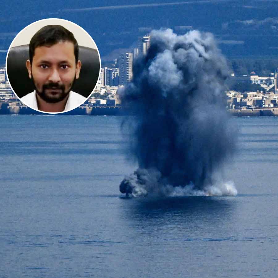 পশ্চিম এশিয়ায় কি বেজেছে যুদ্ধের দামামা! শনিবার ক্ষেপণাস্ত্র ফেলেছে ইরান।