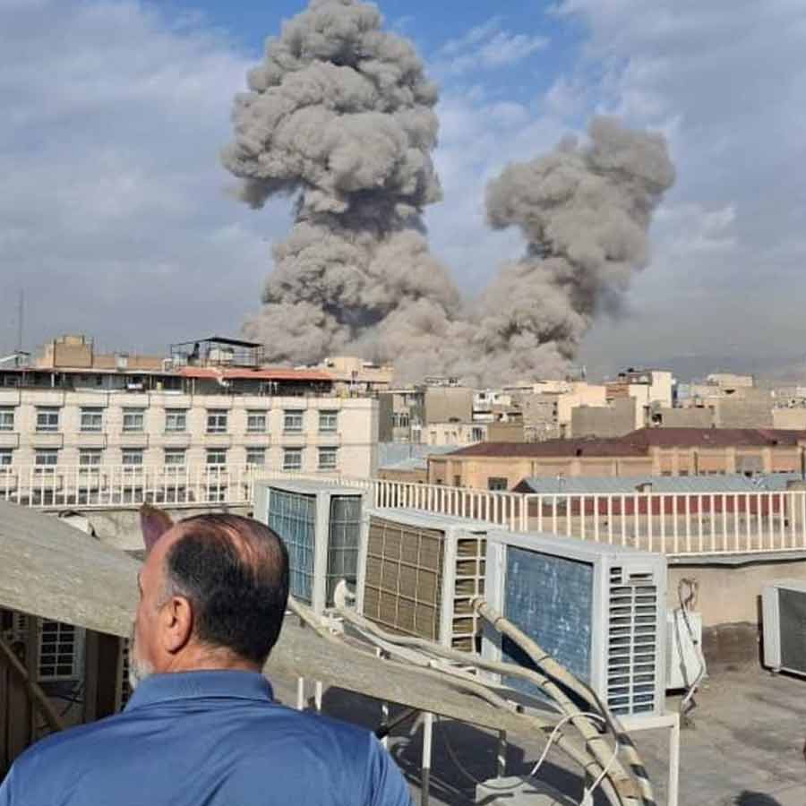 ইরানের স্কুলে ক্ষেপণাস্ত্র হামলা। ছবি: রয়টার্স।