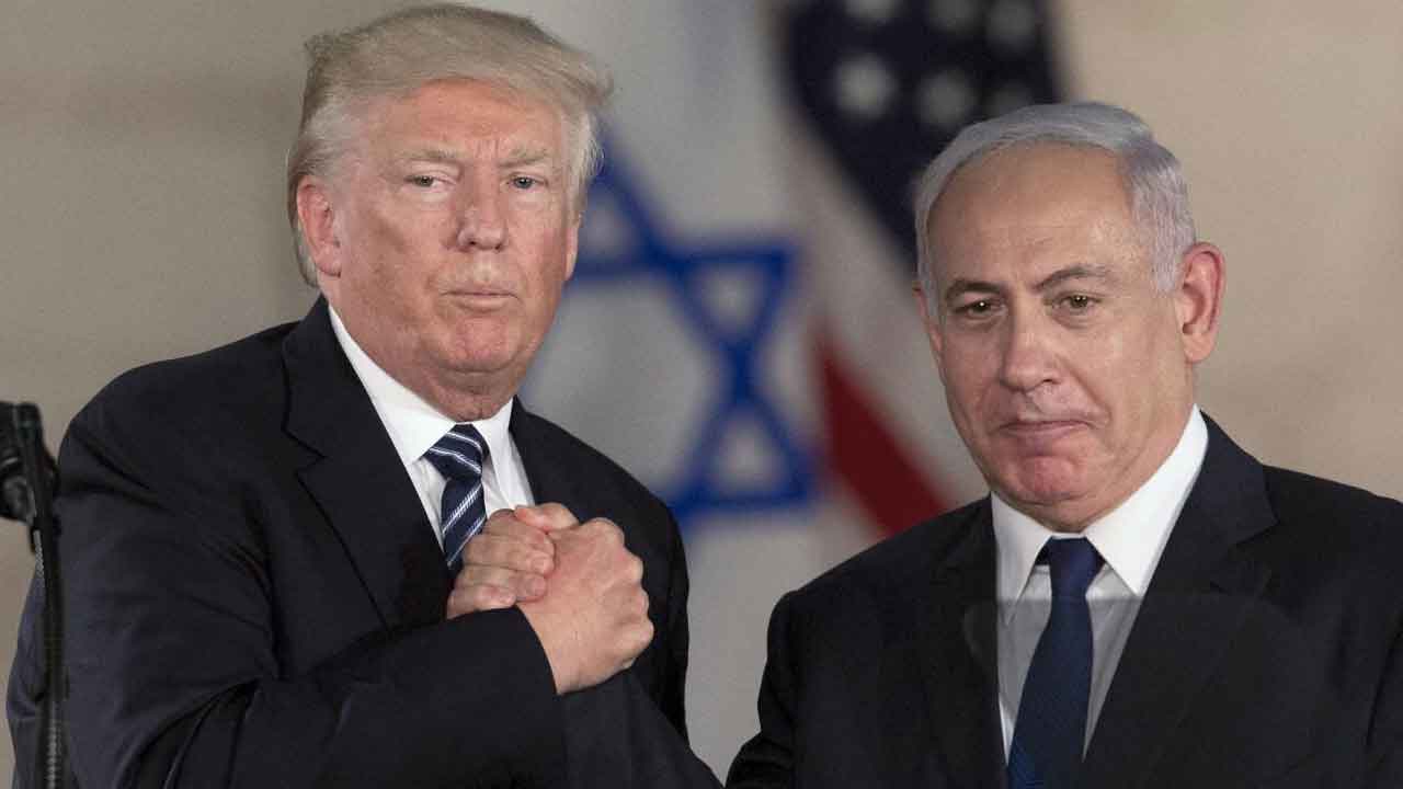 (বাঁ দিকে) আমেরিকার প্রেসিডেন্ট ডোনাল্ড ট্রাম্প এবং ইজ়রায়েলের প্রধানমন্ত্রী বেঞ্জামিন নেতানিয়াহু (ডান দিকে)।
