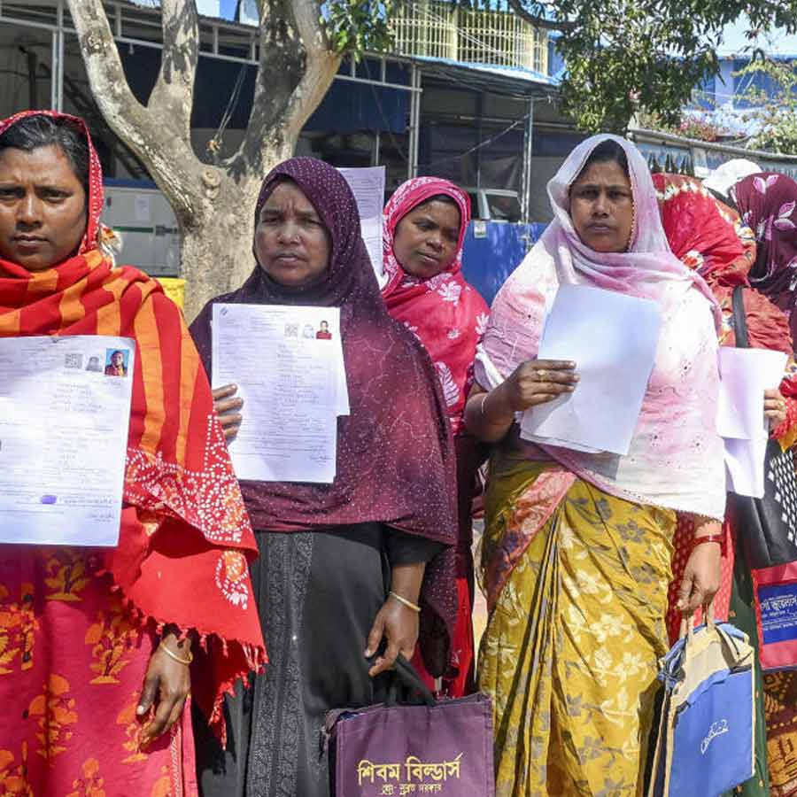 এসআইআর শুনানির লাইনে মানুষ।