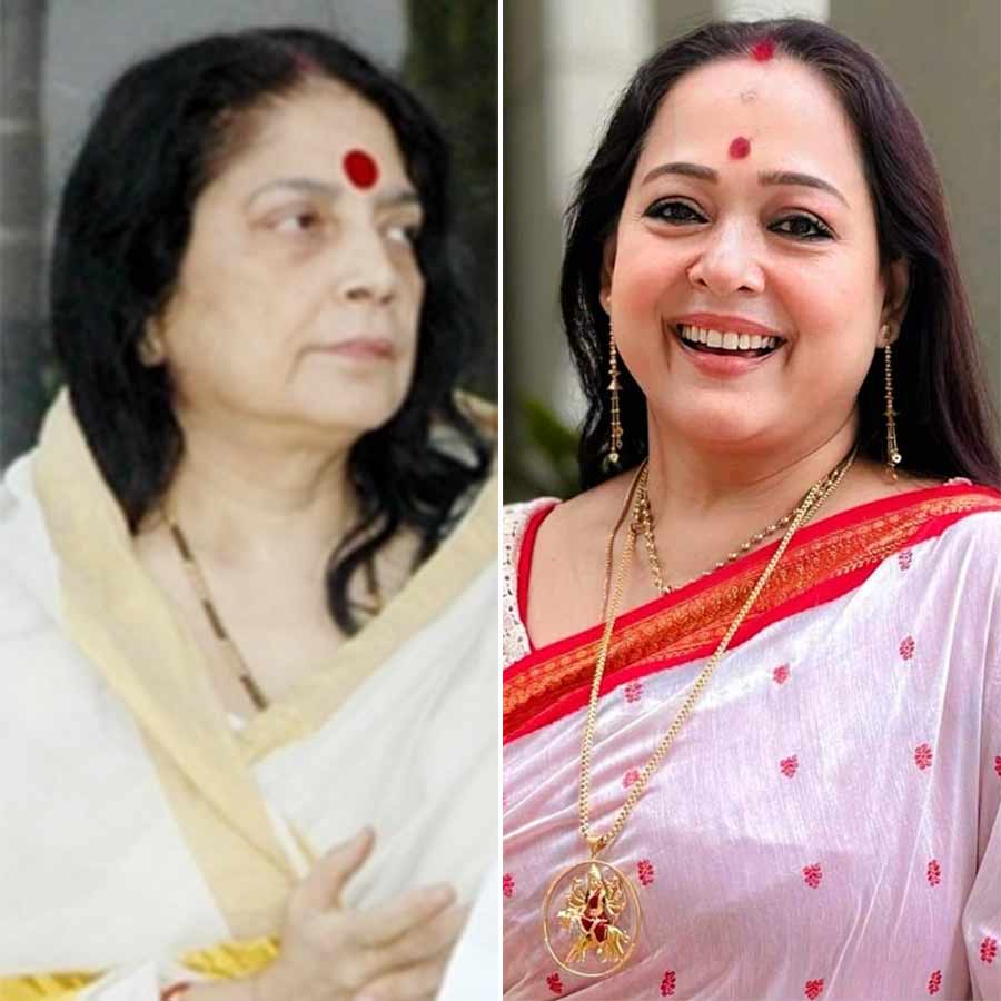 (বাঁ দিকে)সৌরভের মা নিরূপা গঙ্গোপাধ্যায় এবং অপরাজিতা আঢ্য (ডান দিকে)।