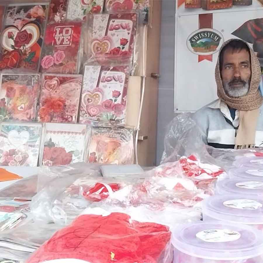 গ্রিটিংস কার্ডের পসরা সাজিয়ে বসে আছেন দোকানদার।