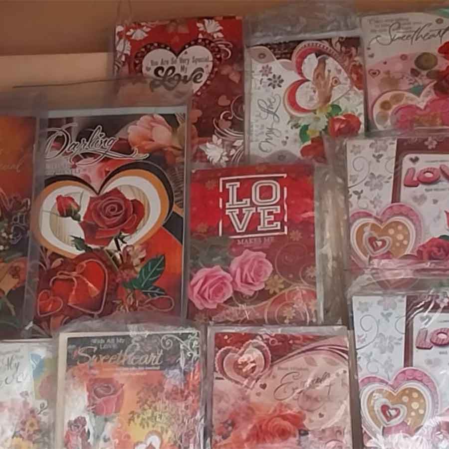 গ্রিটিংস কার্ডের সম্ভার। 