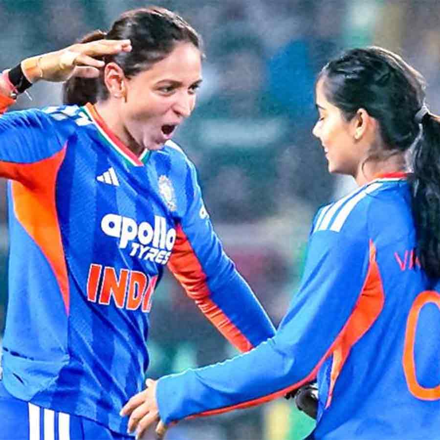 অভিনব: হরমনপ্রীতের সঙ্গে মঙ্গলবার বৈষ্ণবীর সেই উৎসব।