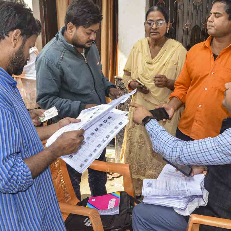 Man presuned as dead by family members retuned home from West Bengal to Uttar Pradesh to collect documents for SIR dgtl