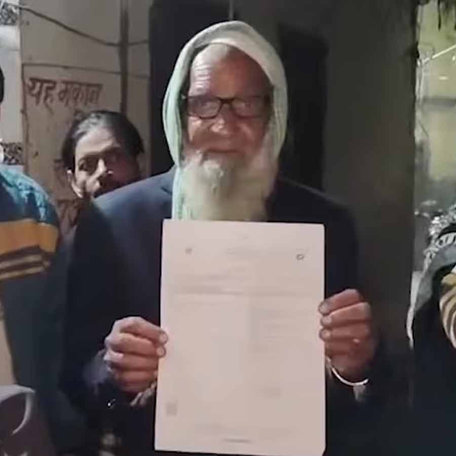 উত্তরপ্রদেশের মুজফ্‌ফরনগরের বাড়িতে নথি হাতে শরিফ। ছবি: সংগৃহীত।