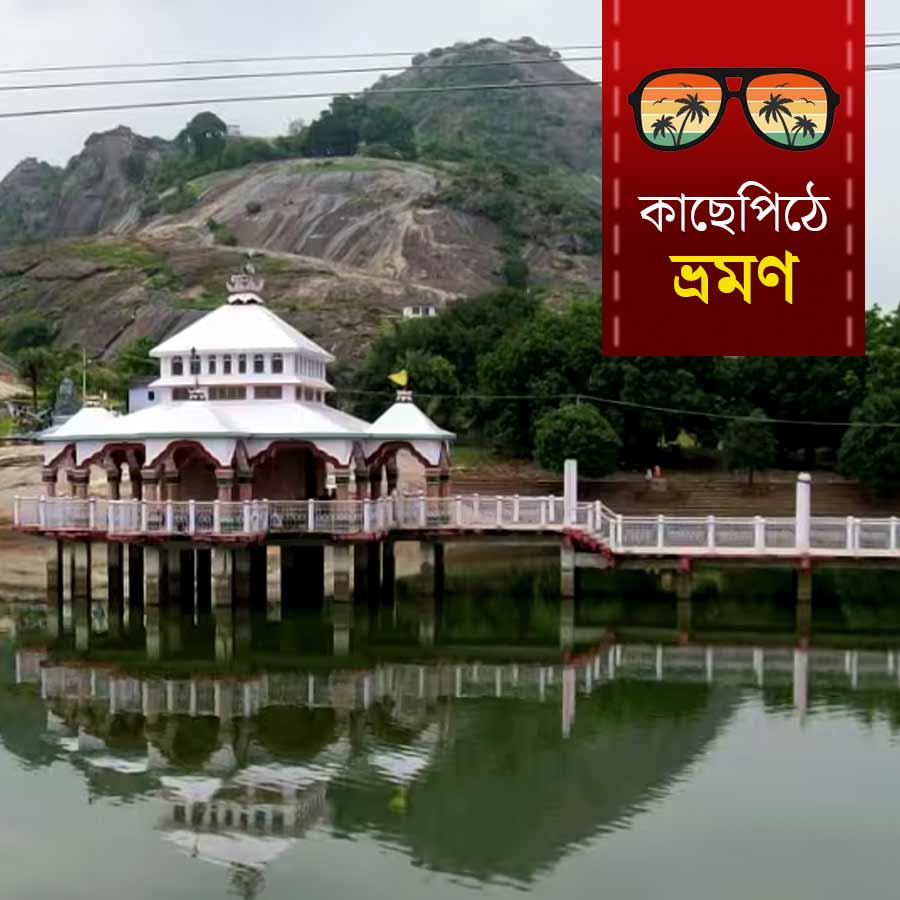 মন্দার পর্বতের সামনে মন্দির।