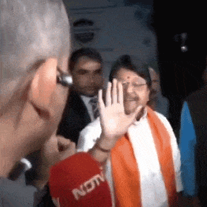 সাংবাদিকের প্রশ্নে মেজাজ হারালেন মধ্যপ্রদেশের মন্ত্রী কৈলাস বিজয়বর্গীয়। গ্রাফিক: আনন্দবাজার ডট কম।