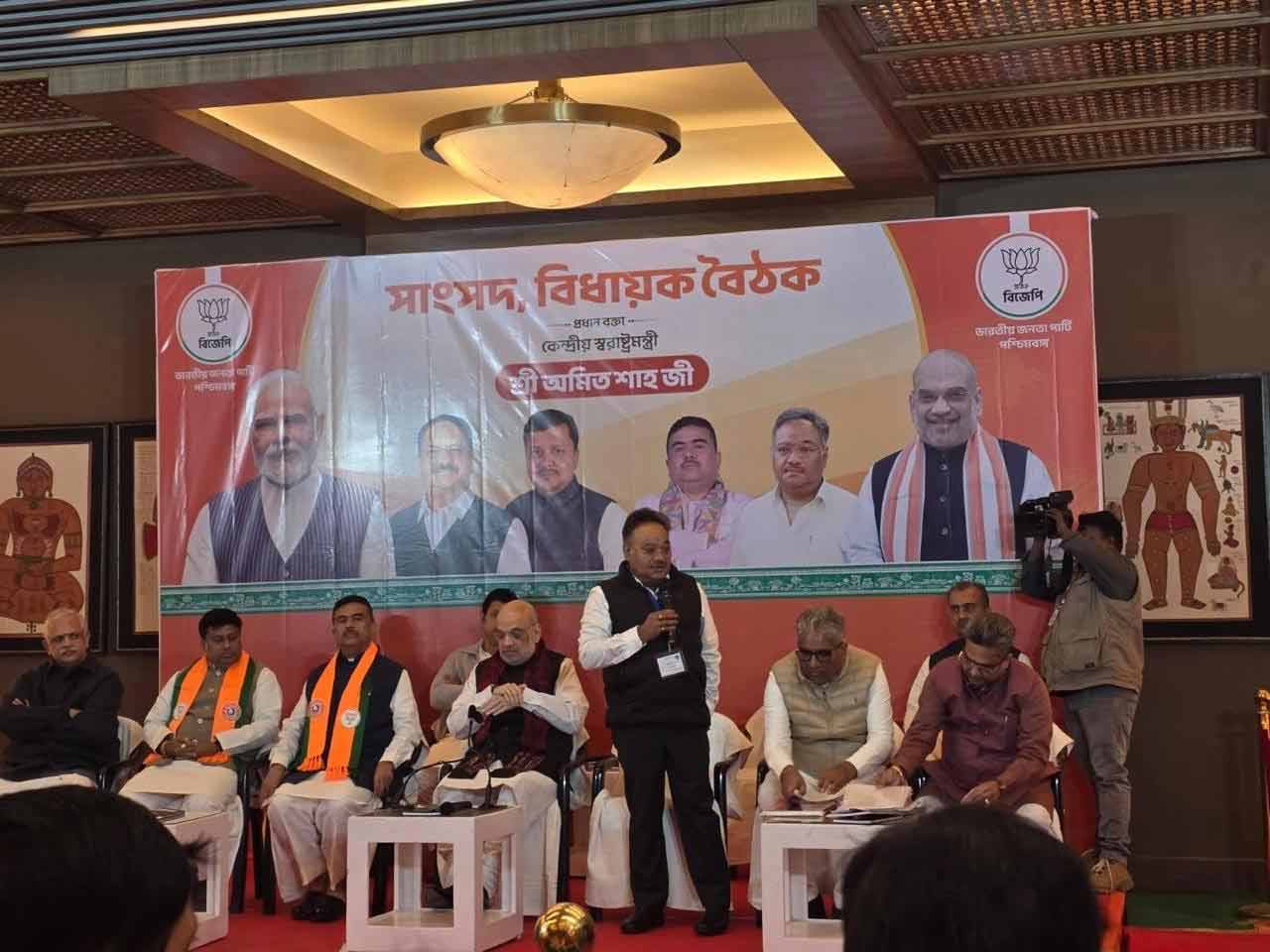 বিধাননগরে সাংসদ-বিধায়কদের নিয়ে অমিত শাহের বৈঠকে মঞ্চেই বসেছিলেন বিএল সন্তোষ।