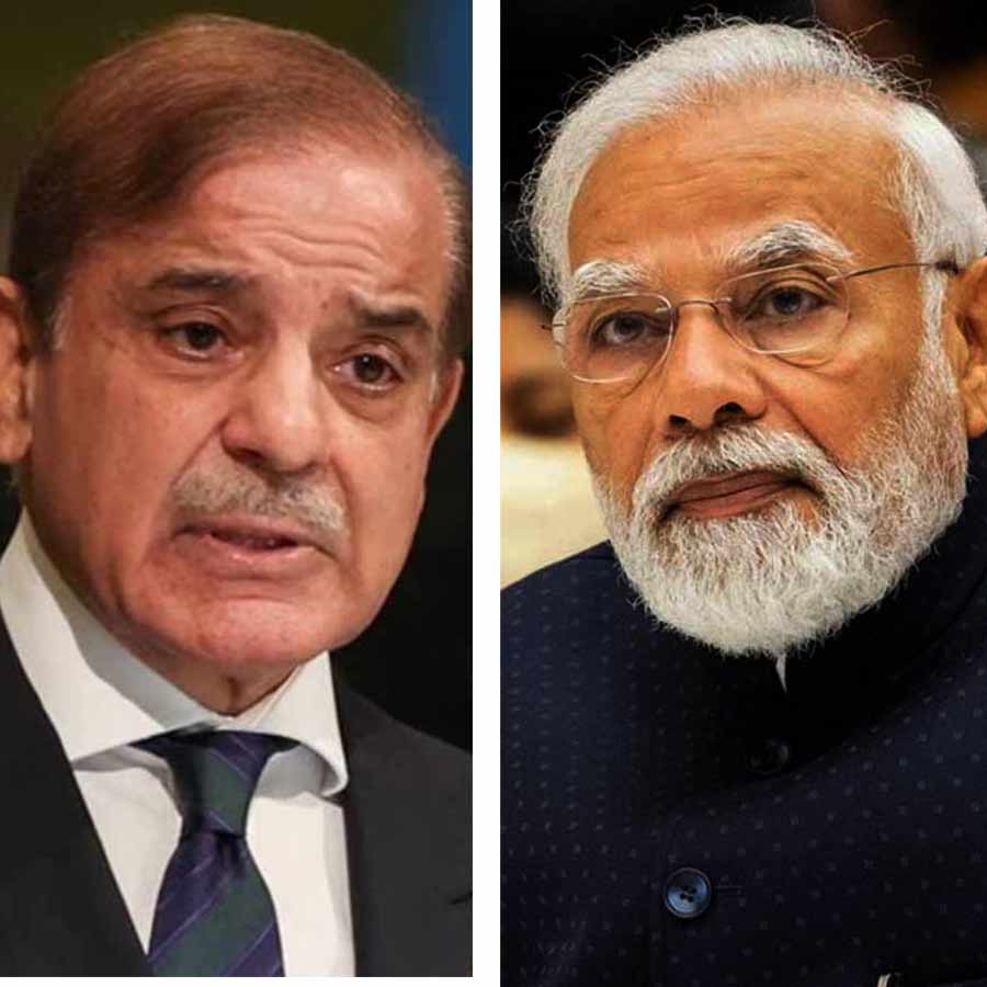 (বাঁ দিকে) পাকিস্তানের প্রধানমন্ত্রী শাহবাজ় শরিফ। ভারতের প্রধানমন্ত্রী নরেন্দ্র মোদী (ডান দিকে)।
