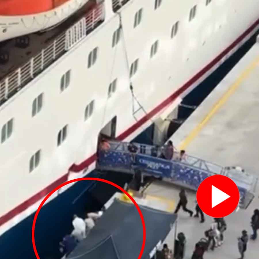 Video shows woman jumped in to sea to save little Daughter, What happened next shocks everyone