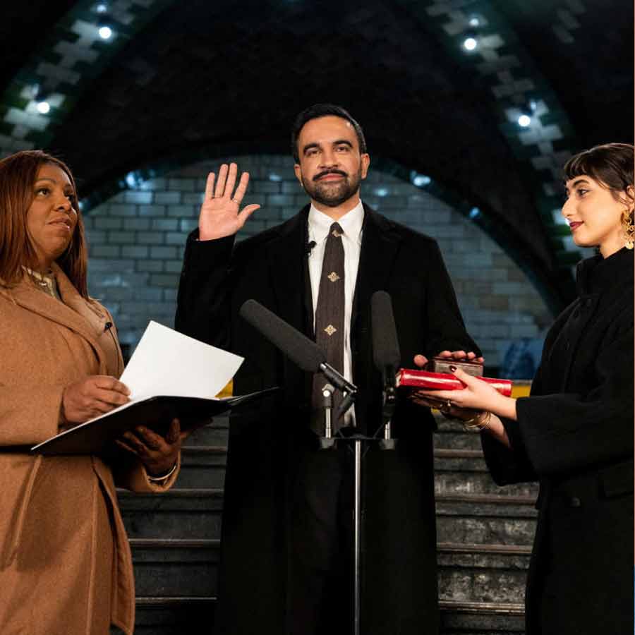 শপথগ্রহণ করছেন জ়োহরান মামদানি (মাঝে)।