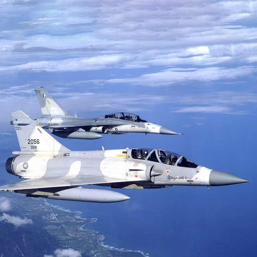 Taiwan air force locks on China’s J-16 fighter jets by US made F-16 Viper amid PLA blockade 