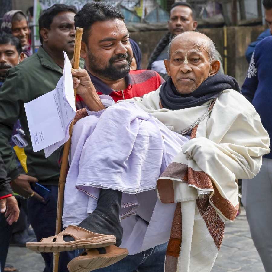 বৃদ্ধাকে কোলে করে এসআইআর-এর শুনানিকেন্দ্রে নিয়ে আসা হয়েছে।