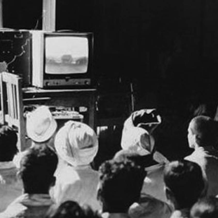 সপ্তাহের মাঝে এক দিন সম্প্রচারিত হত হিন্দি ধারাবাহিকটি। তা দেখতে এলাকার যে বাড়িতে টিভি রয়েছে, সেখানে ভিড় জমে যেত। কিন্তু পরে সেই ধারাবাহিকের বিরুদ্ধেই চাপে নিষেধাজ্ঞা।