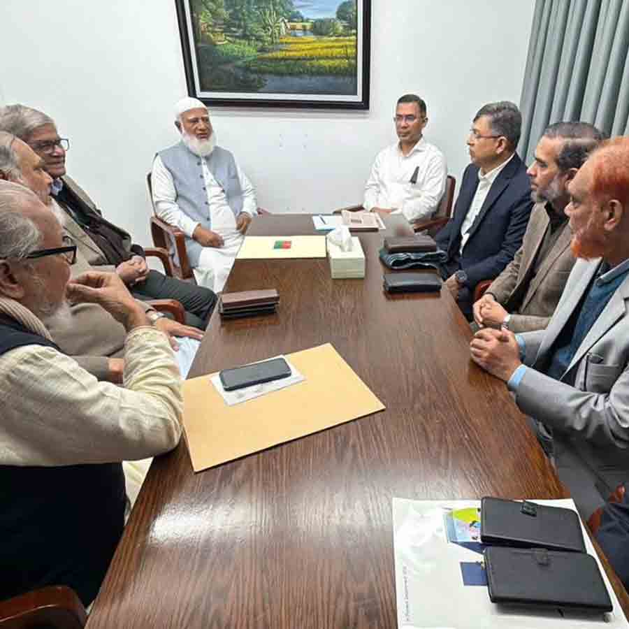 (বাঁ দিকে) জামাত প্রধান শফিকুর রহমান এবং খালেদা জিয়ার পুত্র তারেক রহমান (ডান দিকে)। রয়েছেন দুই দলের অন্য নেতারাও। বৃহস্পতিবার ঢাকার গুলশানে।