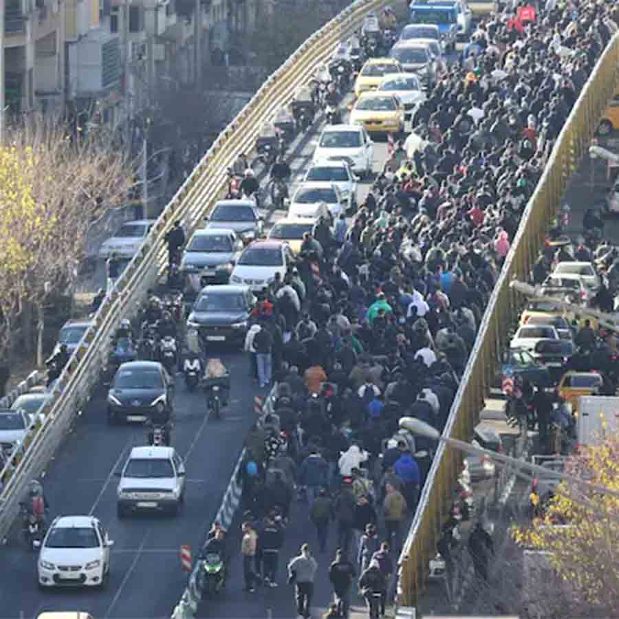 তেহরানের রাস্তায় বিক্ষোভকারীদের জমায়েত।