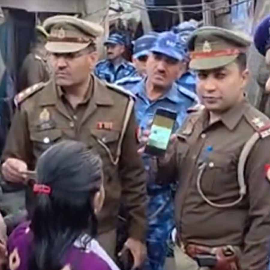 মোবাইল ঠেকিয়ে নাগরিকত্ব যাচাই উত্তরপ্রদেশের পুলিশের!