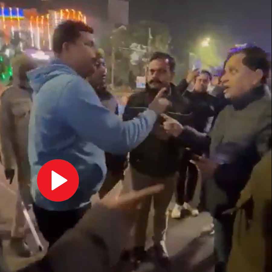 Video of alleged drunk sub inspector Rams Car onto Barricades and Got Arrested in Lucknow During New Year Celebrations dgtl