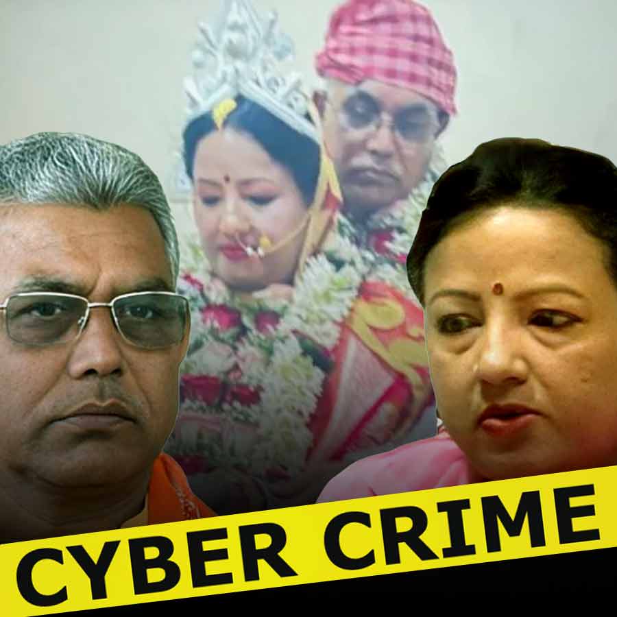 (বাঁ দিকে) দিলীপ ঘোষ। স্ত্রী রিঙ্কু মজুমদার ঘোষ (ডান দিকে)