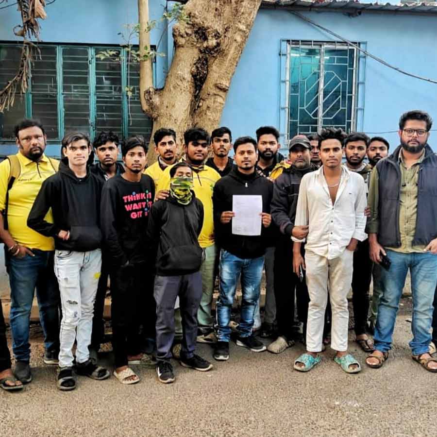 থানায় অভিযোগ জানানোর পর ধর্মঘটী গিগ কর্মীরা।