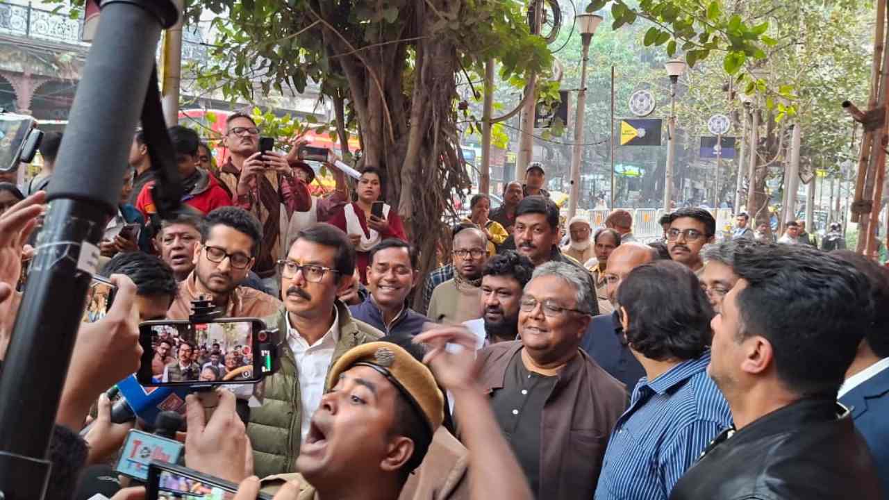 সাইবার অপরাধদমন শাখায় অভিযোগ জানাতে গিয়েছিলেন পরমব্রত চট্টোপাধ্যায়, স্বরূপ বিশ্বাস, ইন্দ্রদীপ দাশগুপ্ত, যিশু সেনগুপ্ত-সহ আরও অনেকে।