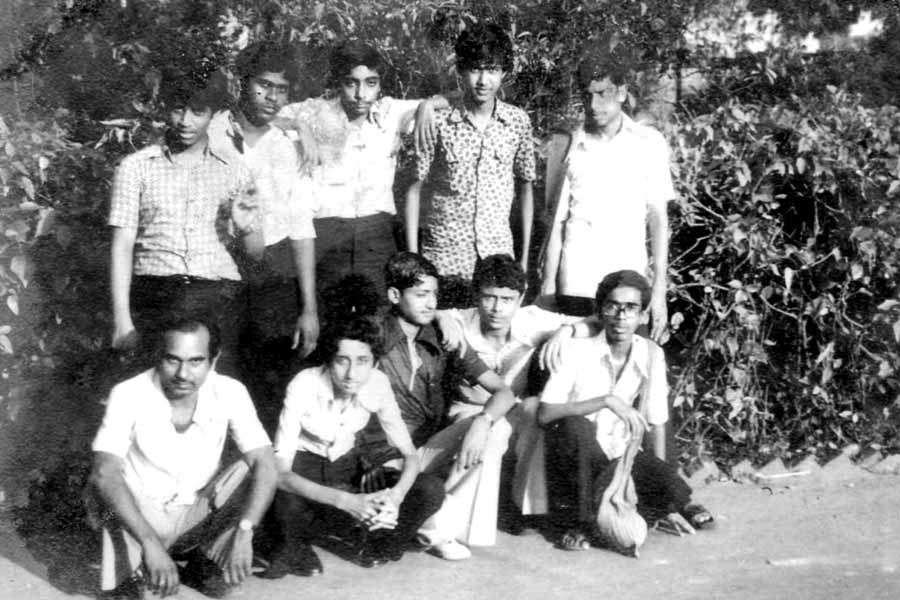 বোটানিক্যাল গার্ডেনে ১৯৮১ মাধ্যমিক ব্যাচ। নীচে বসে বাঁ দিক থেকে তৃতীয় আমি, ঠিক পিছনে বন্ধু সৌম্যেন চট্টোপাধ্যায়।