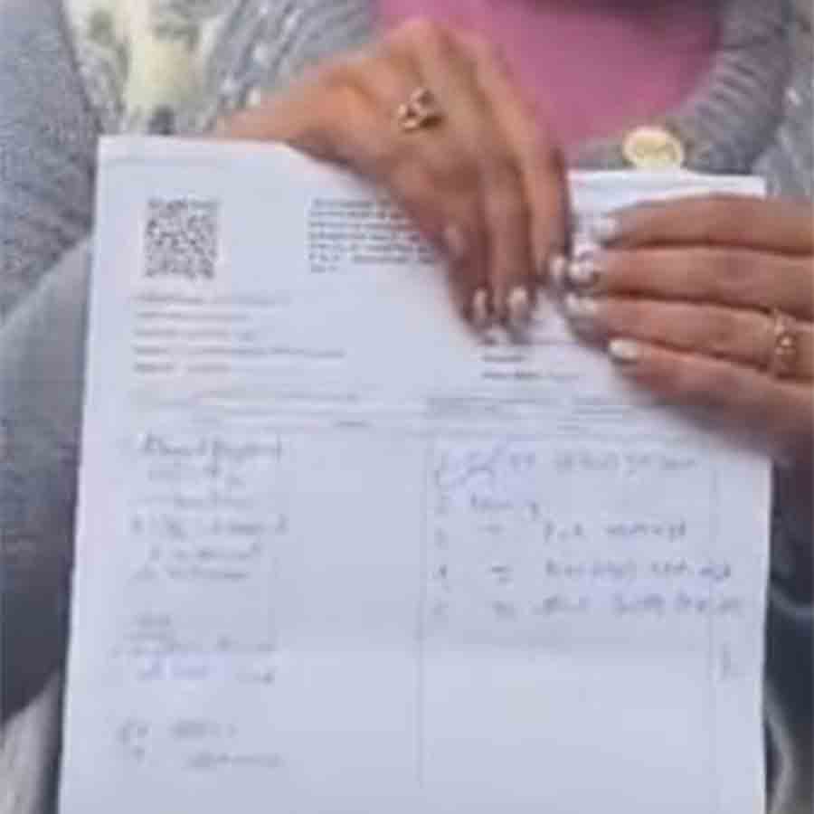 চিকিৎসা সংক্রান্ত নথি হাতে অভিযোগকারিনী। 