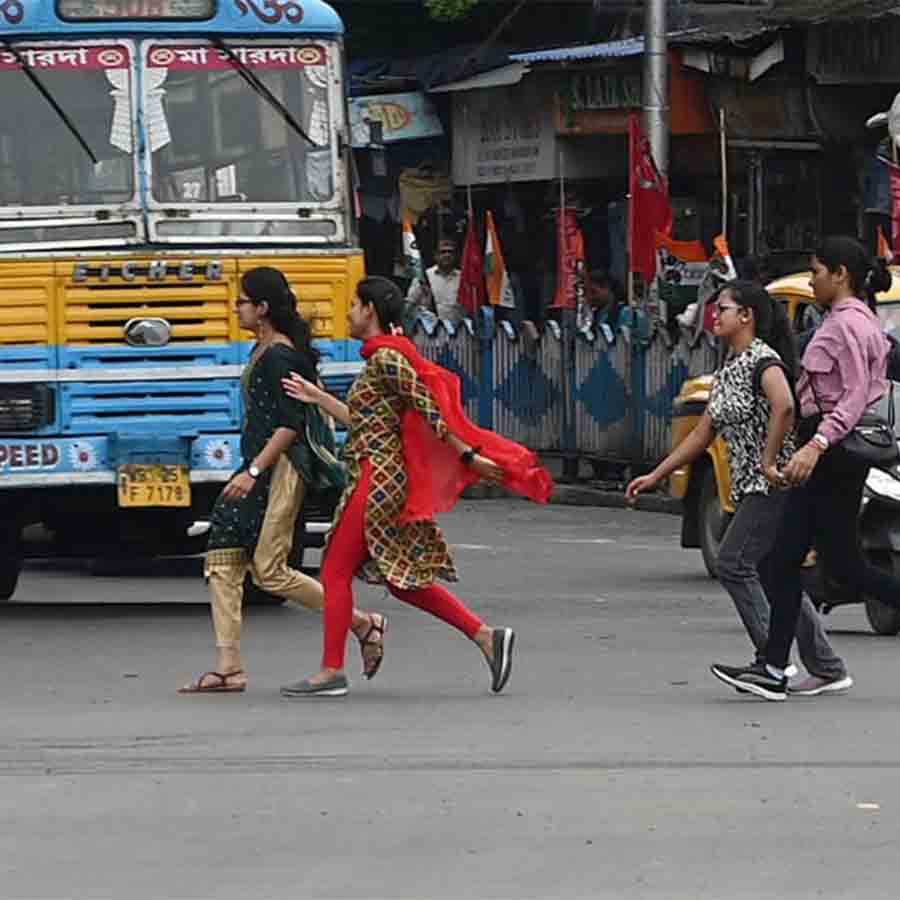 সিগনাল না মেনেই রাস্তা পারাপার।