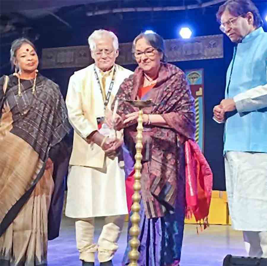 প্রদীপ প্রজ্জ্বলনের মাধ্যমে সূচনা।