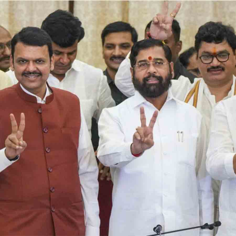 (বাঁ দিকে) দেবেন্দ্র ফডণবীস এবং একনাথ শিন্ডে (ডান দিকে)।