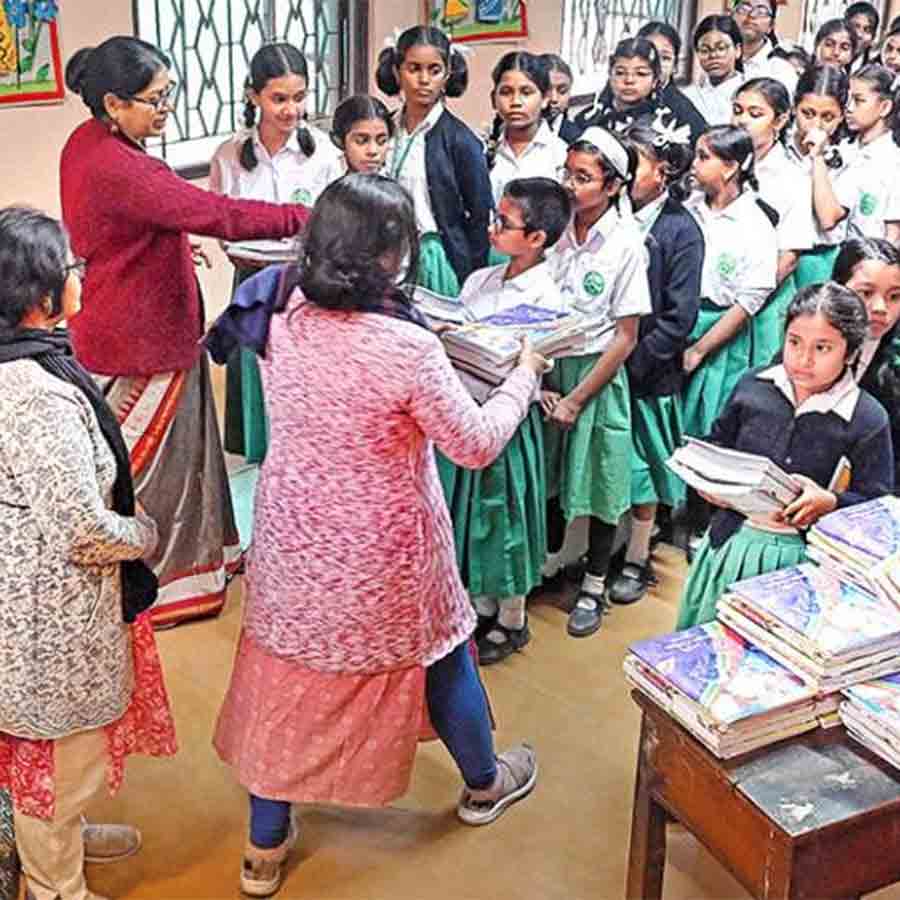 টাকি গার্লস হাইস্কুলে বই বিতরণ। শুক্রবার।