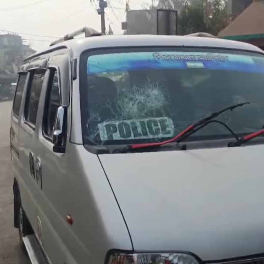 সন্দেশখালিতে পুলিশের গাড়ি ভাঙচুরের অভিযোগ।