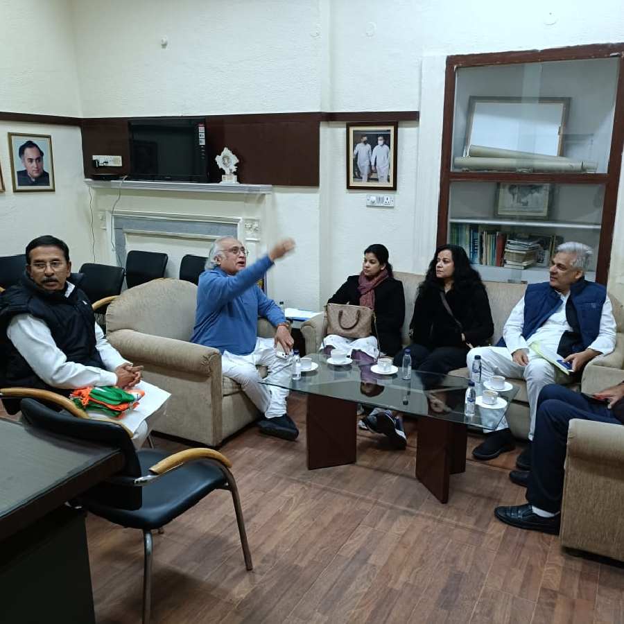 কংগ্রেসে যোগ দেওয়ার আগে মৌসম নুর। রয়েছেন কংগ্রেসের অন্য নেতারাও।