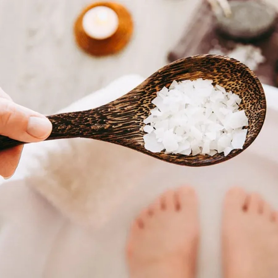 বেকিং সোডা আর নুন দিয়ে পা পরিষ্কার করুন।