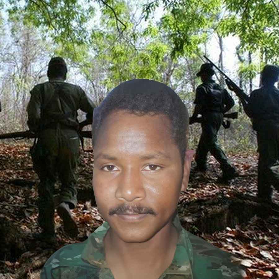 আত্মসমপর্ণ করলেন মাওবাদী নেতা বারসে দেবা।