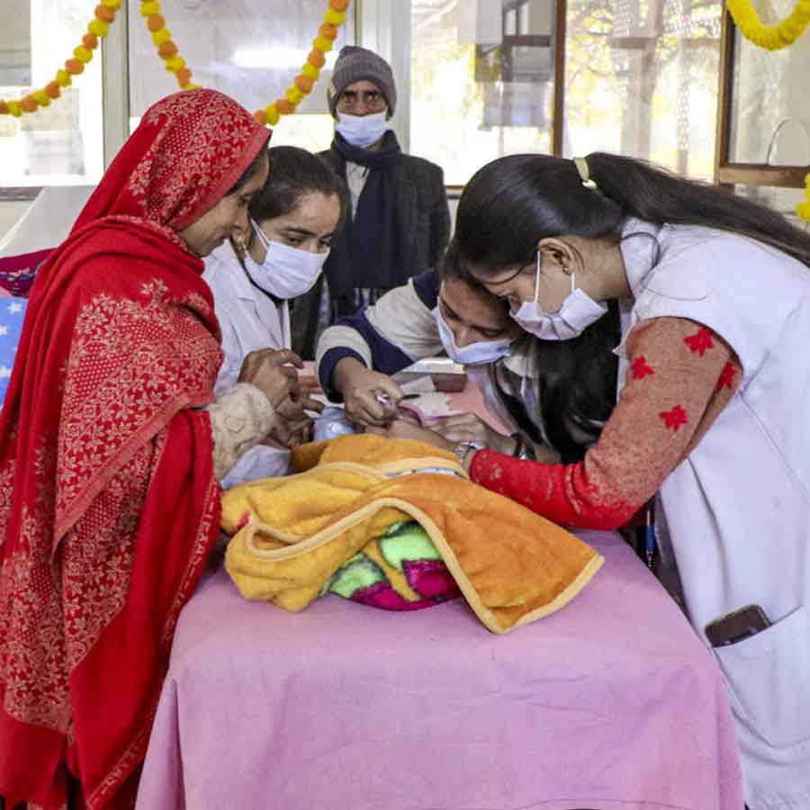 টাইফয়েড আক্রান্ত শিশুর চিকিৎসা চলছে গান্ধীনগর হাসপাতালে। ছবি: পিটিআই।