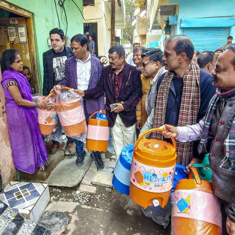 ইনদওরে পানীয় জল সংগ্রহের লাইনে অপেক্ষায় স্থানীয়েরা।