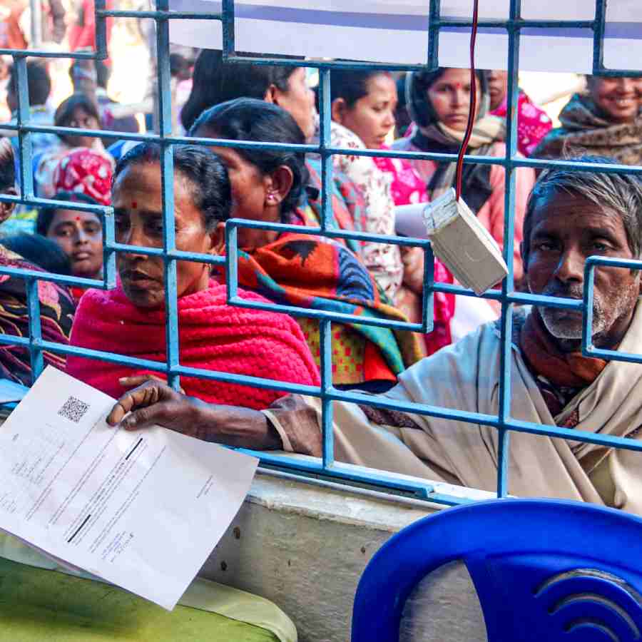 শুনানিকেন্দ্রের বাইরে নথি হাতে ভোটারদের অপেক্ষা।