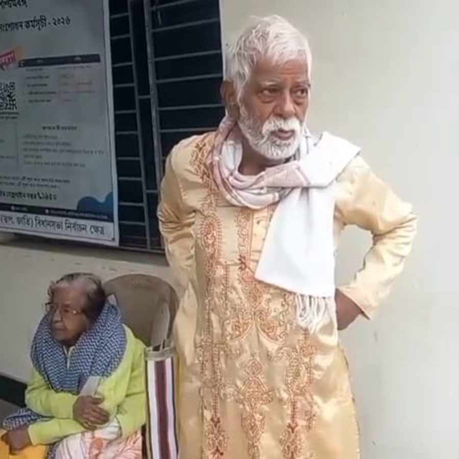 শুনানিকেন্দ্রে শিল্পী দিলীপ মৈত্র।