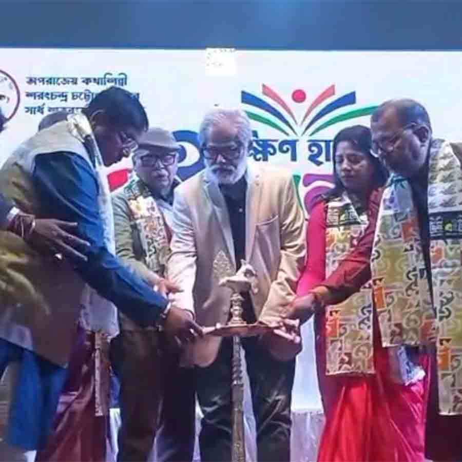 বইমেলার উদ্বোধনের মুহূর্ত।